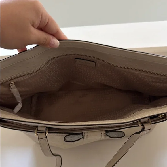 Elegant Kate Spade Cream Tote Bag - Picture 6 of 7